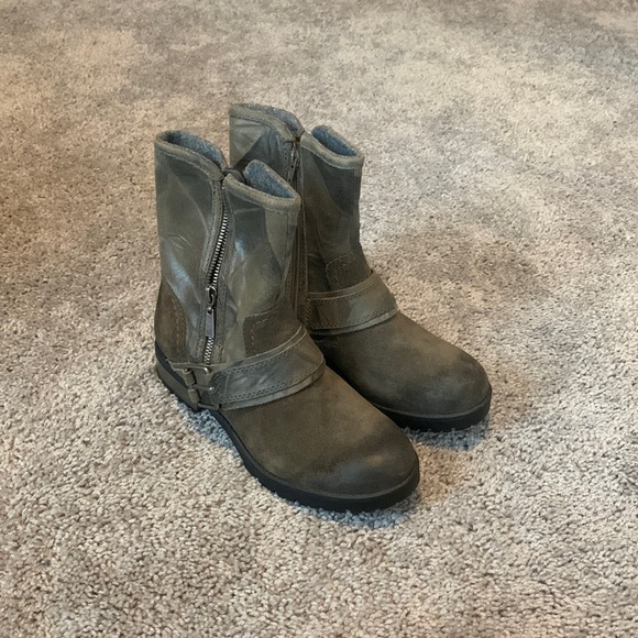 Size 7.5 Clark’s - Picture 1 of 2